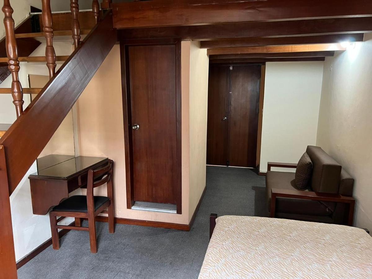 Hostal Victoria Quito Bagian luar foto