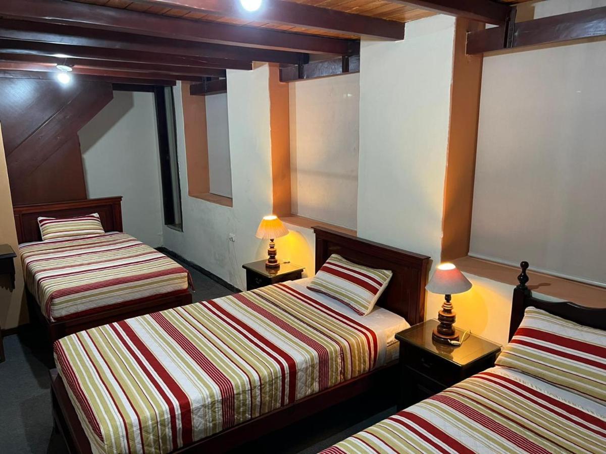 Hostal Victoria Quito Bagian luar foto