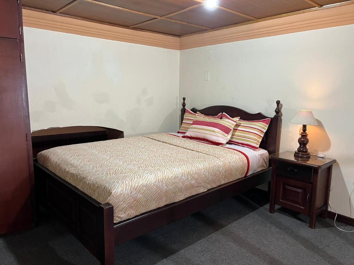 Hostal Victoria Quito Bagian luar foto