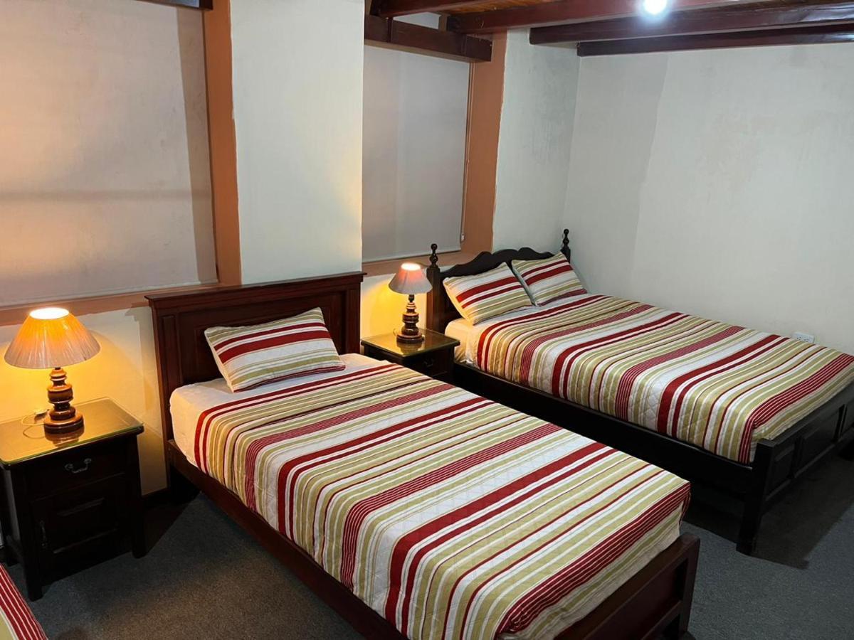 Hostal Victoria Quito Bagian luar foto