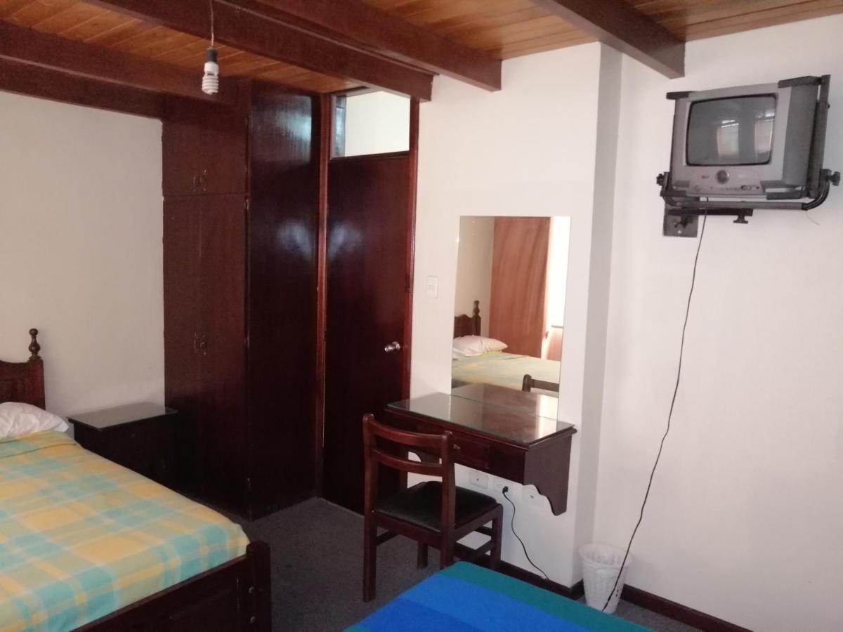Hostal Victoria Quito Bagian luar foto