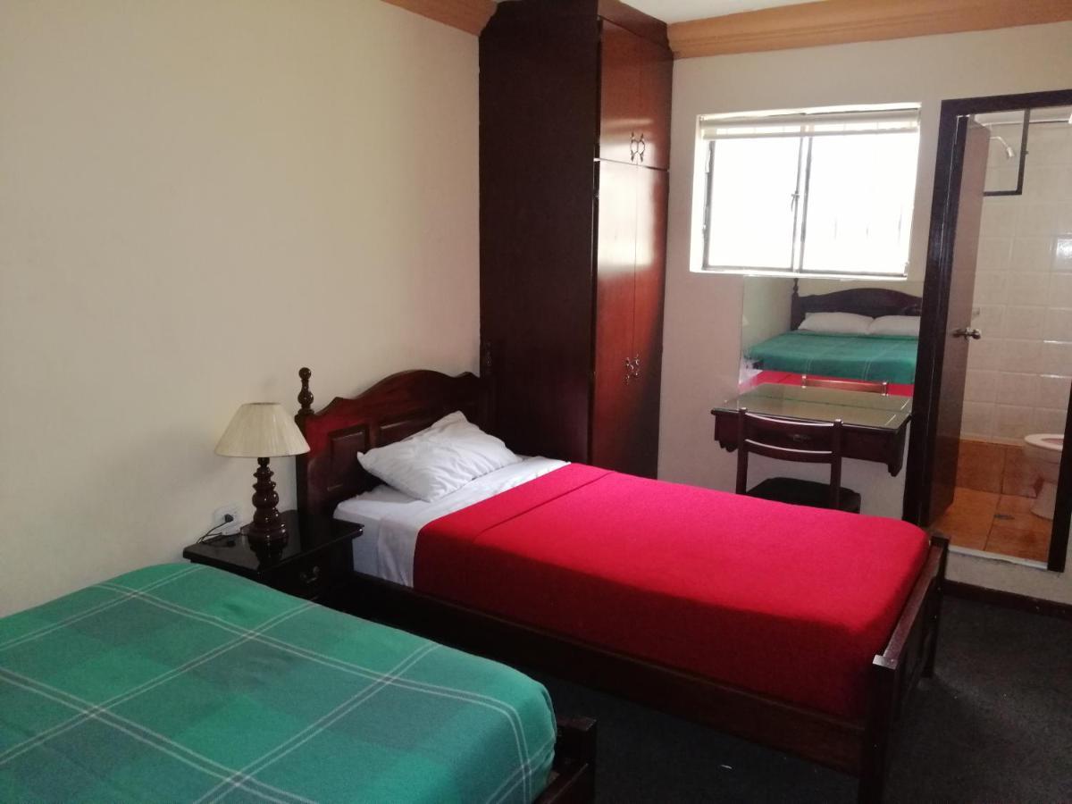 Hostal Victoria Quito Bagian luar foto
