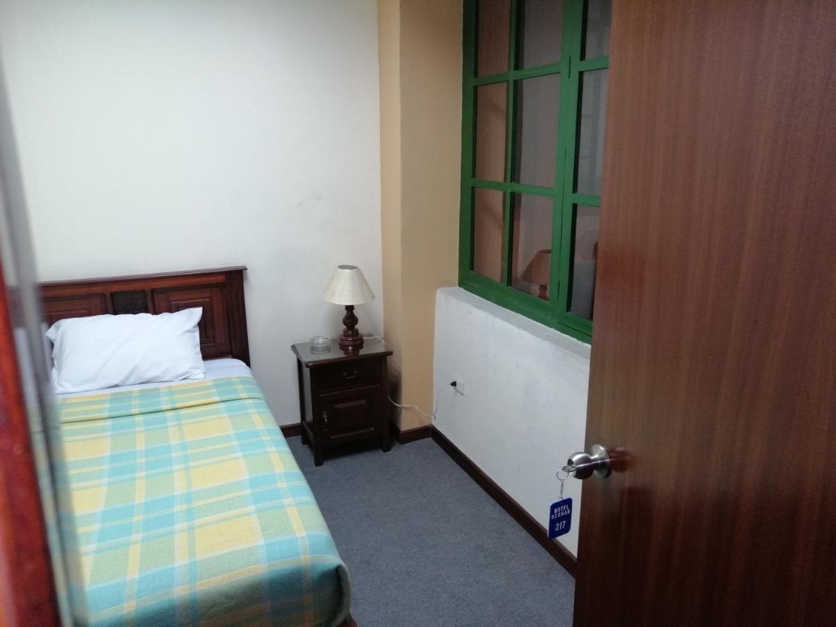 Hostal Victoria Quito Bagian luar foto