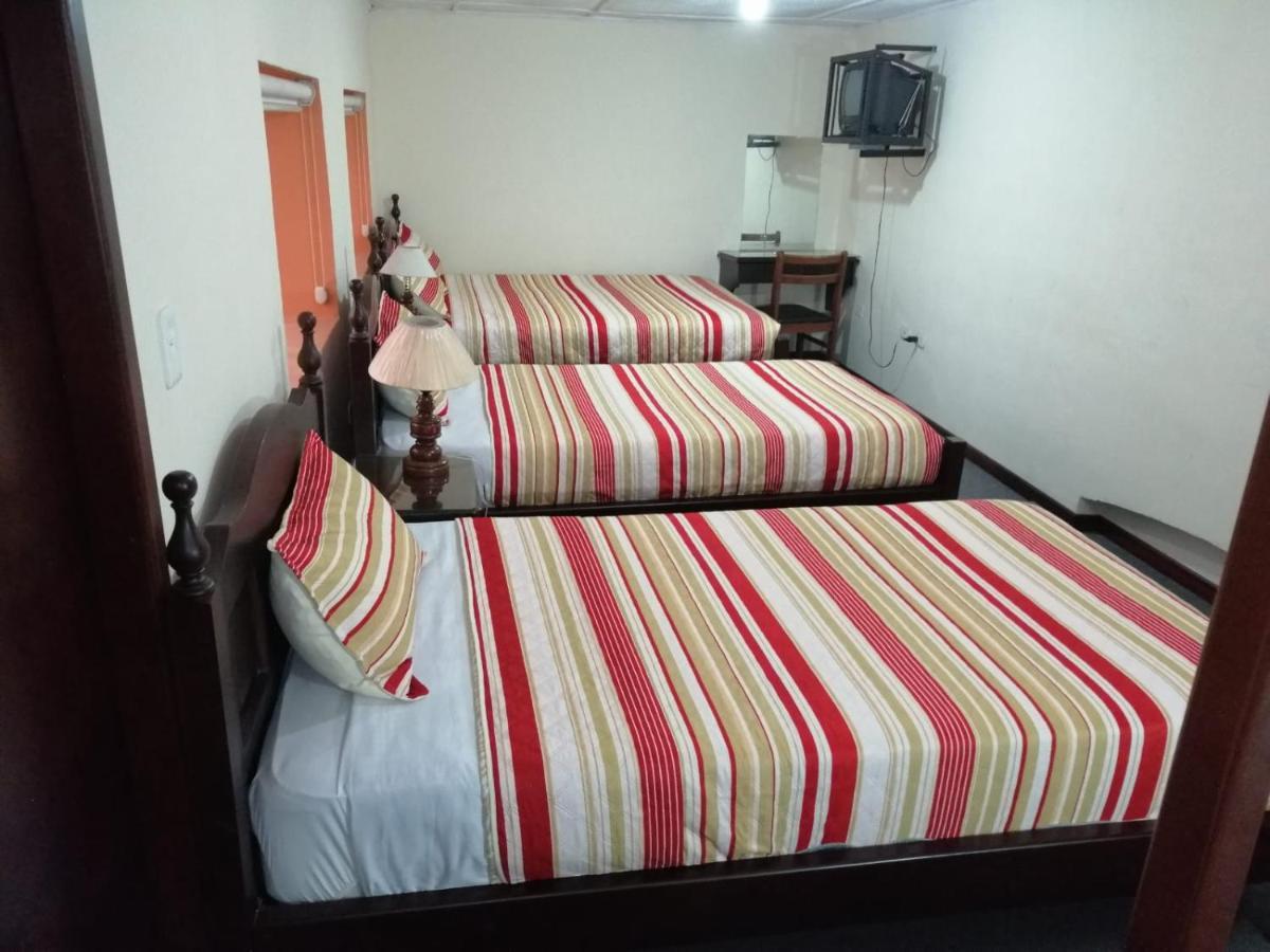 Hostal Victoria Quito Bagian luar foto