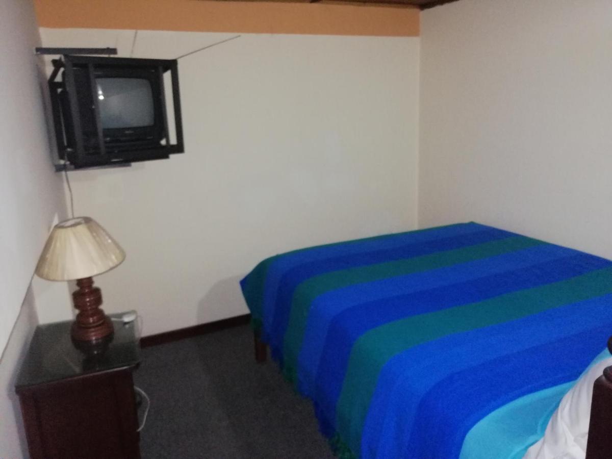 Hostal Victoria Quito Bagian luar foto