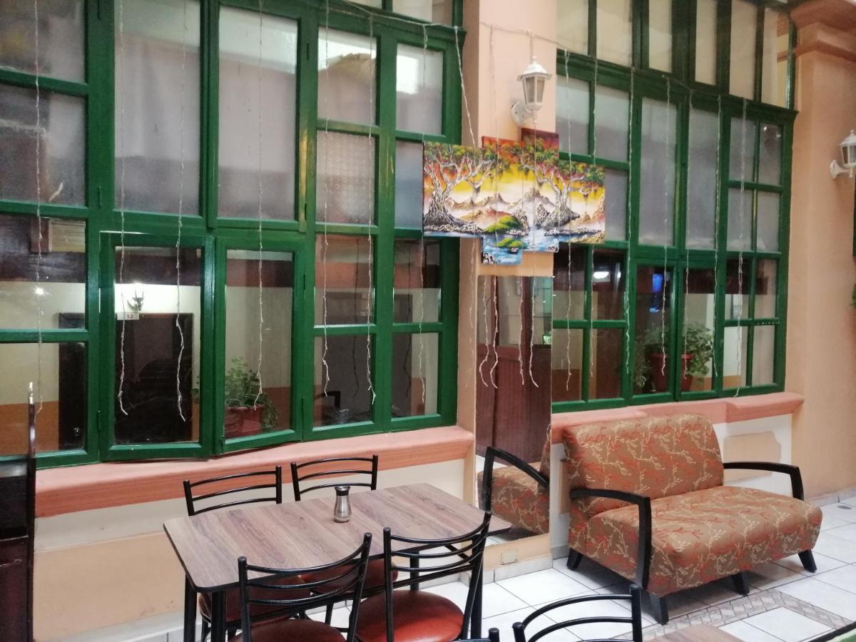 Hostal Victoria Quito Bagian luar foto