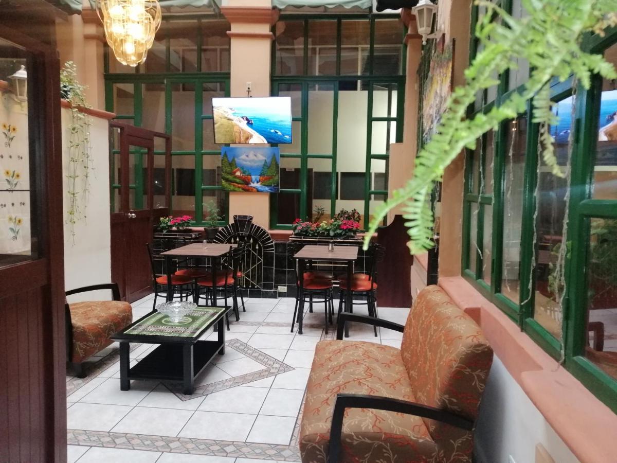 Hostal Victoria Quito Bagian luar foto