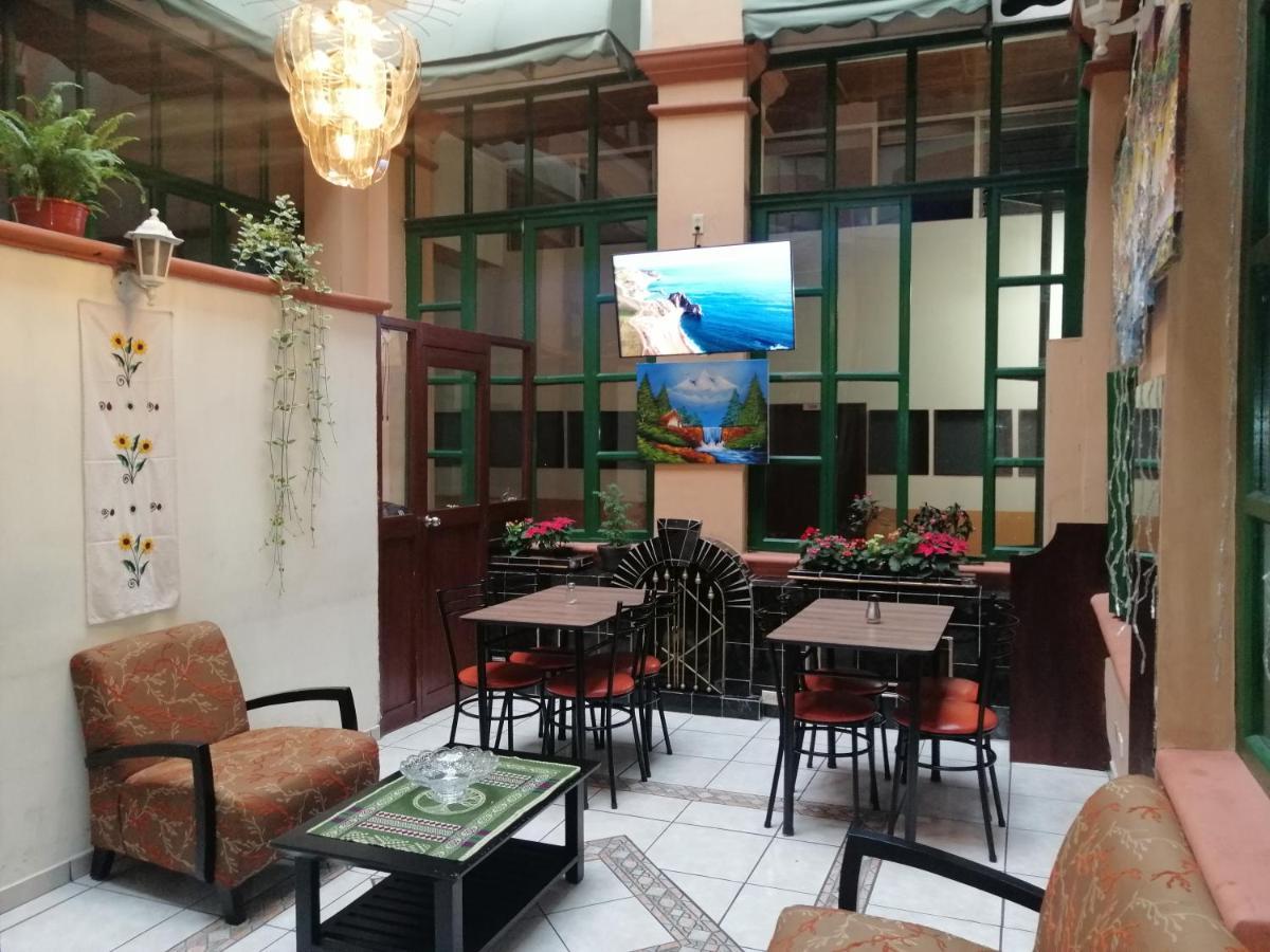 Hostal Victoria Quito Bagian luar foto