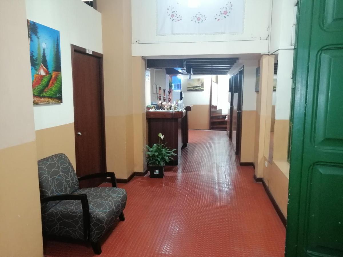 Hostal Victoria Quito Bagian luar foto