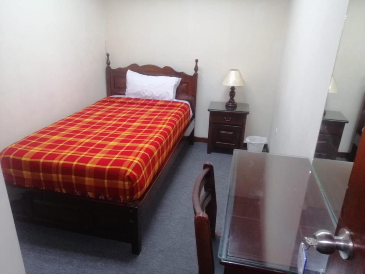 Hostal Victoria Quito Bagian luar foto