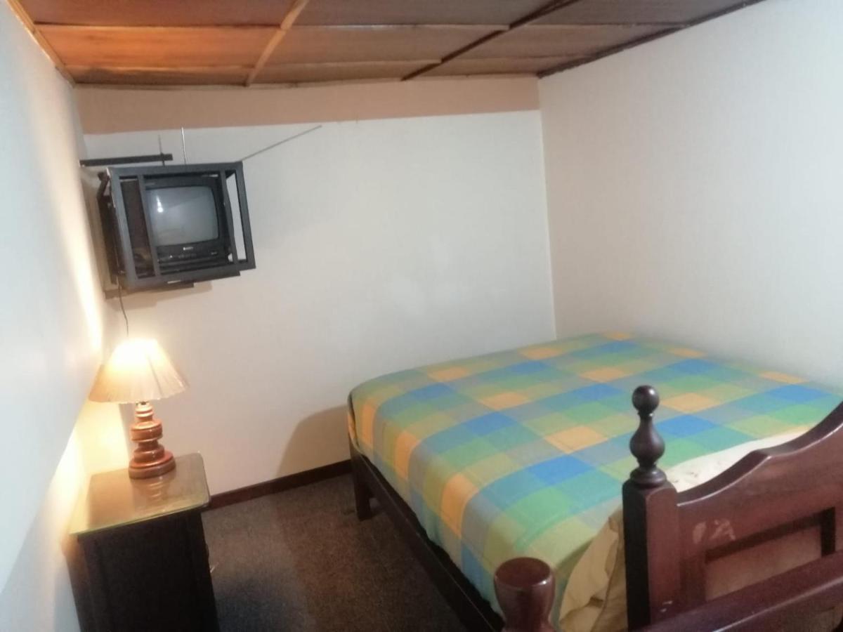 Hostal Victoria Quito Bagian luar foto