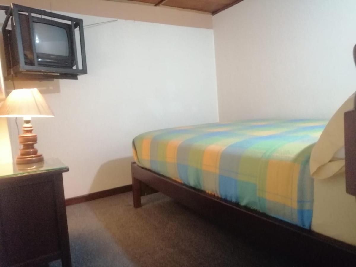 Hostal Victoria Quito Bagian luar foto